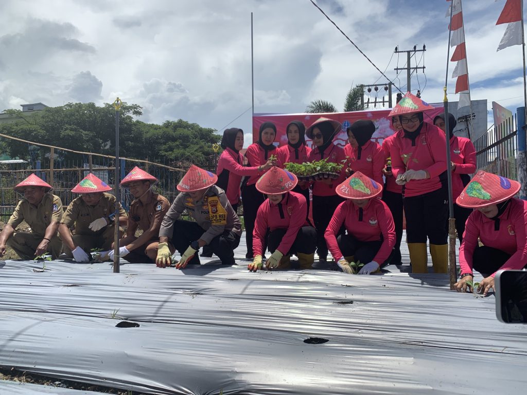 Dukung Program Presiden, Kapolres Bone bersama Ketua Bhayangkari Launching Pekarangan Pangan Lestari