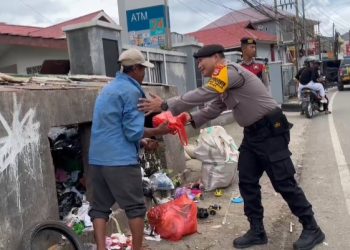 Melalui Jumat Berkah, Kasat Samapta Polres Tana Toraja Berbagi Kepada Masyarakat