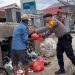 Melalui Jumat Berkah, Kasat Samapta Polres Tana Toraja Berbagi Kepada Masyarakat