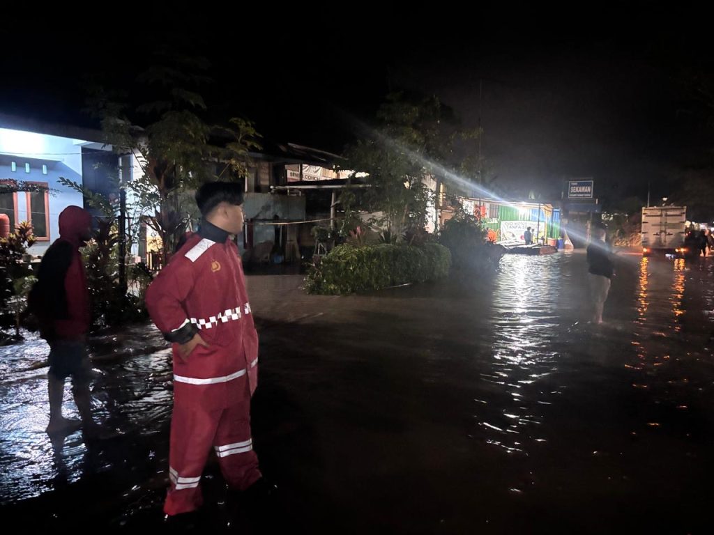 Tim Patroli Presisi Polres Toraja Utara Bantu Warga Saat Banjir di Beberapa Titik