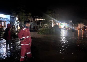 Tim Patroli Presisi Polres Toraja Utara Bantu Warga Saat Banjir di Beberapa Titik