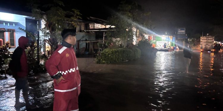 Tim Patroli Presisi Polres Toraja Utara Bantu Warga Saat Banjir di Beberapa Titik