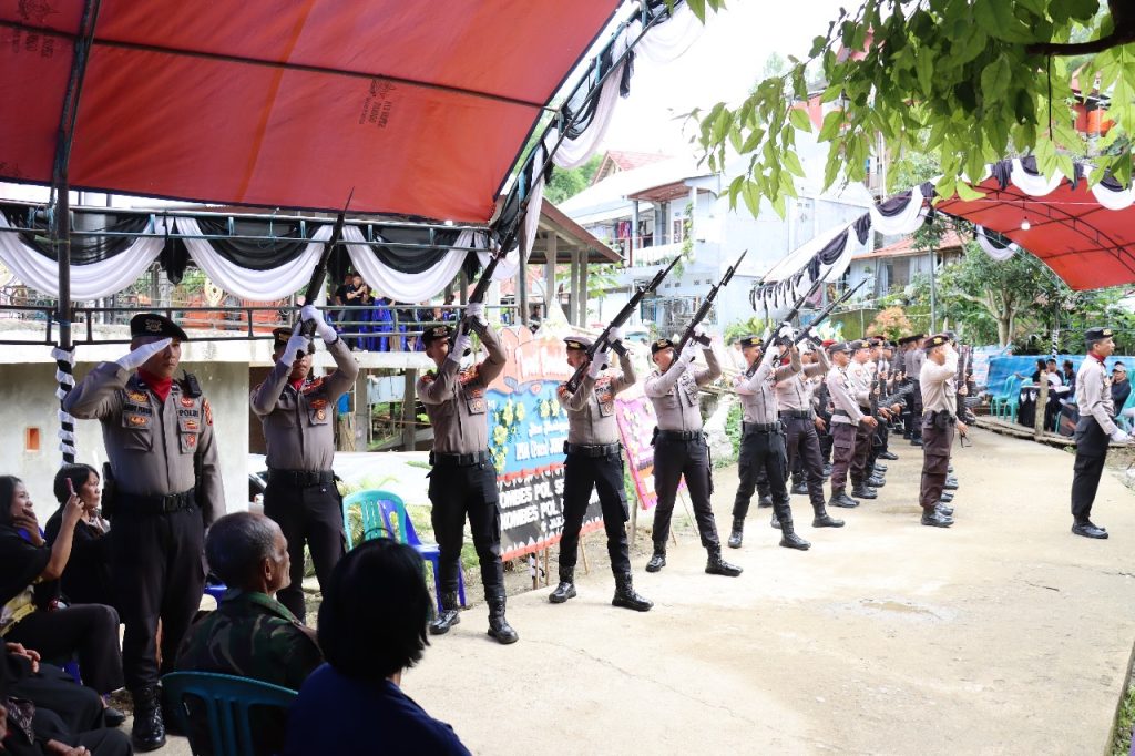 Sebagai Wujud Penghormatan Terakhir, Polres Tana Toraja Gelar Upacara Pemakaman