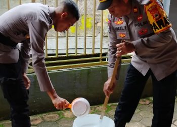 Personel Polres Palopo Serahkan Bantuan Cat Kapolres ke Pengurus Gereja Protestan