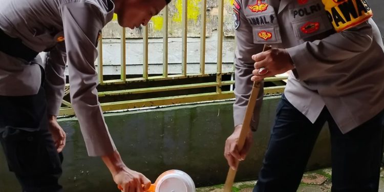 Personel Polres Palopo Serahkan Bantuan Cat Kapolres ke Pengurus Gereja Protestan