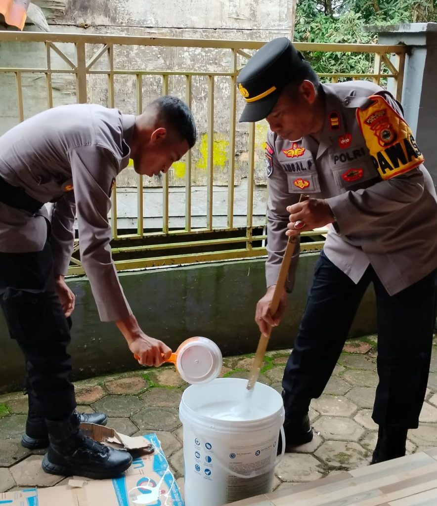 Personel Polres Palopo Serahkan Bantuan Cat Kapolres ke Pengurus Gereja Protestan