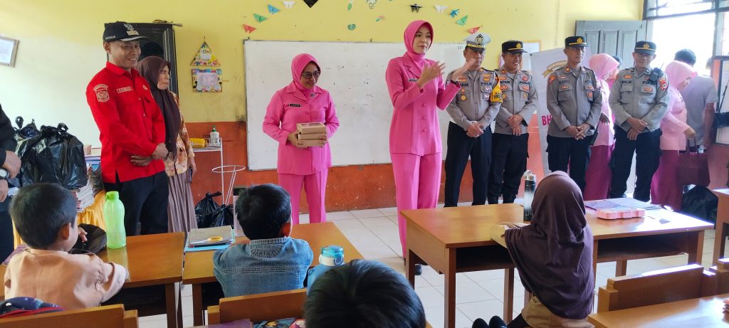 Ketua Bhayangkari Cabang Palopo Pantau Makan Bergizi Gratis di SDN 20 Battang