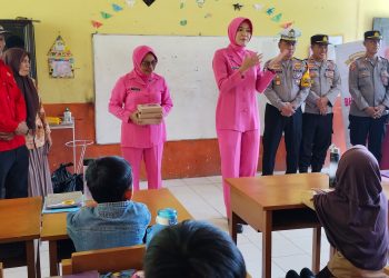 Ketua Bhayangkari Cabang Palopo Pantau Makan Bergizi Gratis di SDN 20 Battang