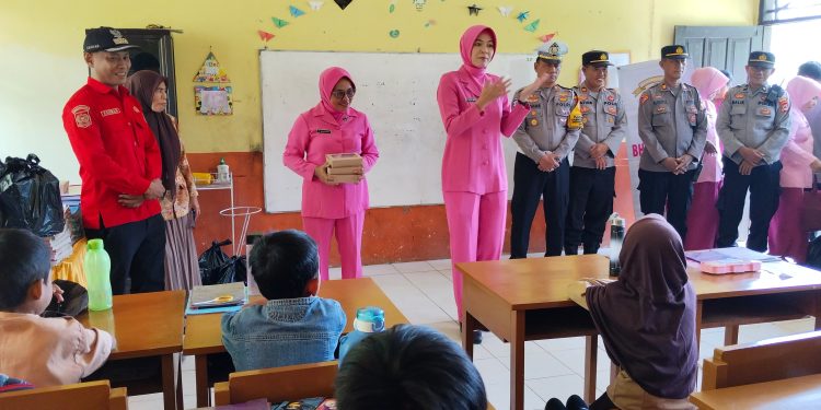 Ketua Bhayangkari Cabang Palopo Pantau Makan Bergizi Gratis di SDN 20 Battang