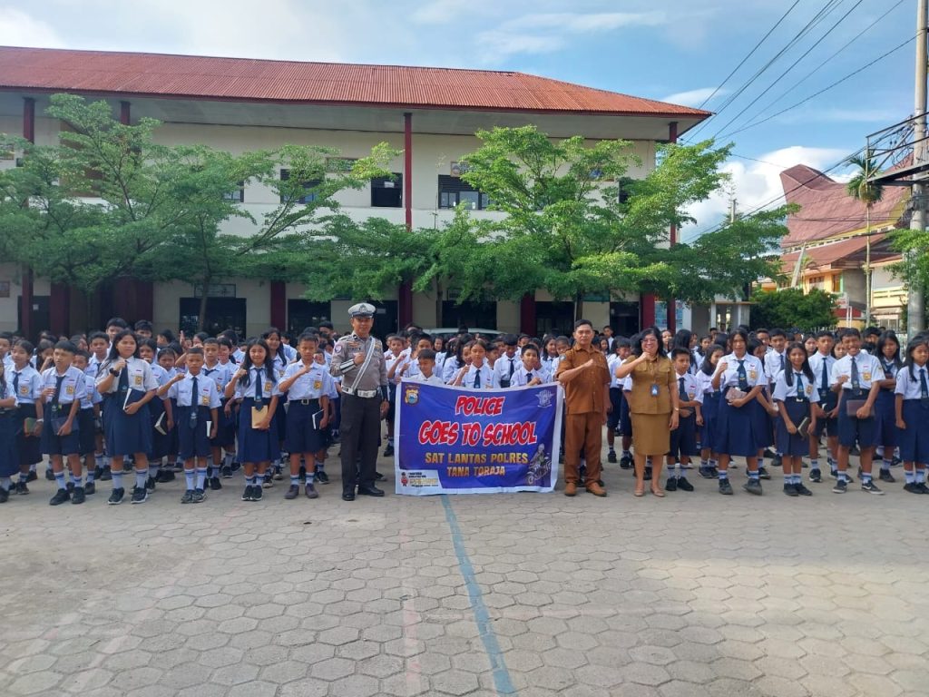 Satlantas Polres Tator Himbau Pelajar SMPN Makale Tertib Berlalu Lintas