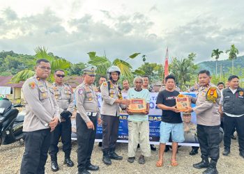 Kapolres Palopo Pimpin Patroli Operasi Keselamatan Pallawa Sekaligus Bagikan Bantuan ke Warga