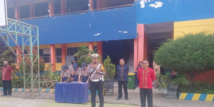 Peduli Generasi Penerus Bangsa, Kasat Lantas Polres Torut Gelar Jumat Curhat di SMPN 2 Rantepao