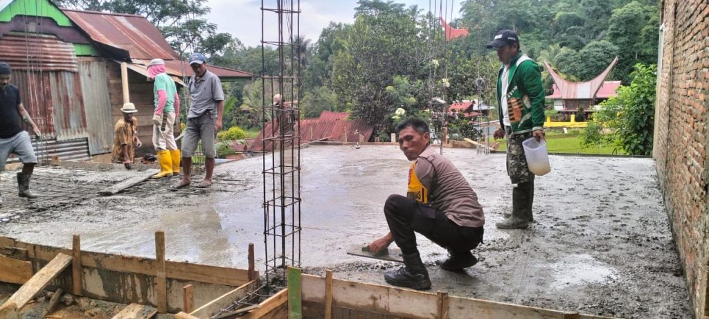 Bhabinkamtibmas Polres Tator Turut Bantu Warganya Dalam Pengecoran Rumah