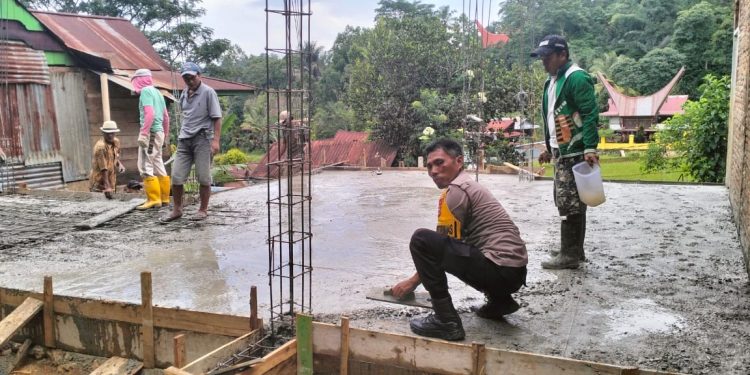 Bhabinkamtibmas Polres Tator Turut Bantu Warganya Dalam Pengecoran Rumah