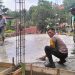 Bhabinkamtibmas Polres Tator Turut Bantu Warganya Dalam Pengecoran Rumah
