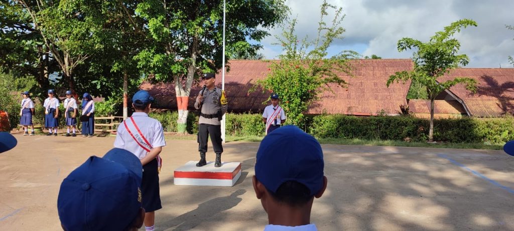 Bhabinkamtibmas Polres Tana Toraja Masuk Sekolah dan Beri Edukasi ke Pelajar