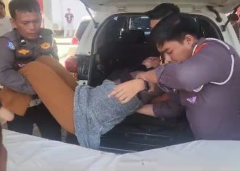 Personel Satlantas Polres Bone Sigap Bantu Korban Kecelakaan Lalu Lintas di Barebbo