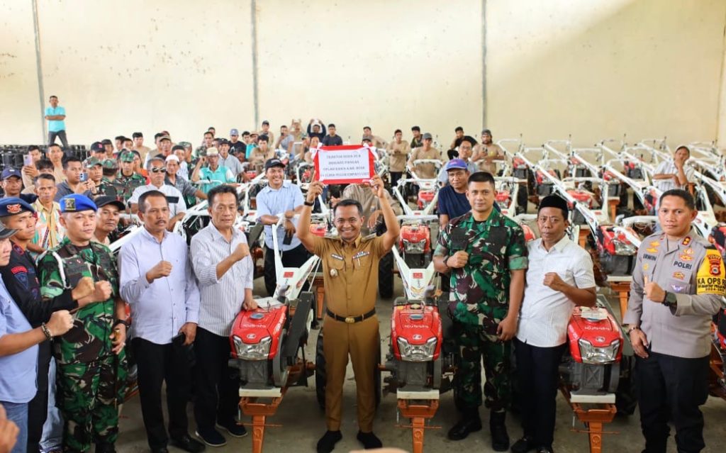 Bupati - Kapolres Bone dan Forkopimda Serahkan 54 Hand Traktor Kepada Brigade Pangan