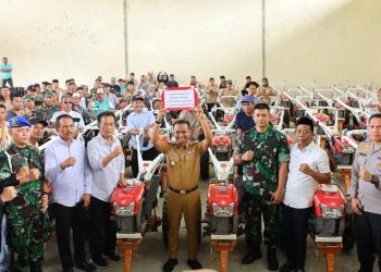 Bupati - Kapolres Bone dan Forkopimda Serahkan 54 Hand Traktor Kepada Brigade Pangan