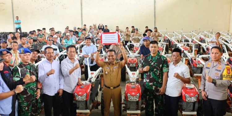 Bupati - Kapolres Bone dan Forkopimda Serahkan 54 Hand Traktor Kepada Brigade Pangan