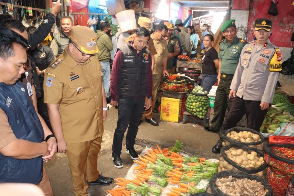 Jaga Stabilitas Harga Pangan, Wakapolres Toraja Utara Sidak Pasar Bersama Forkopimda