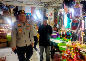 Pastikan Keamanan Warga Saat Belanja, Kapolsek Maritengngae Pimpin Patroli di Pasar