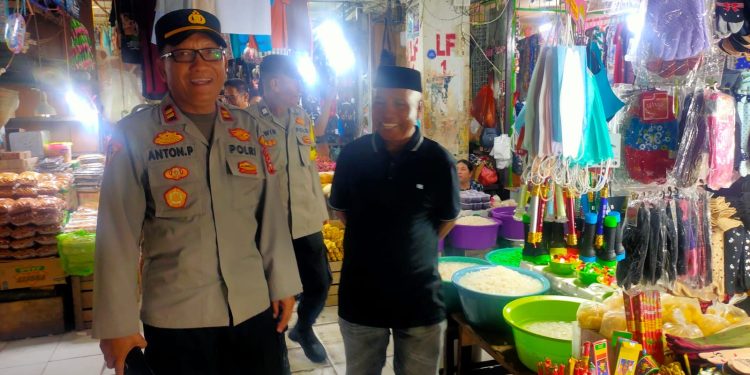 Pastikan Keamanan Warga Saat Belanja, Kapolsek Maritengngae Pimpin Patroli di Pasar