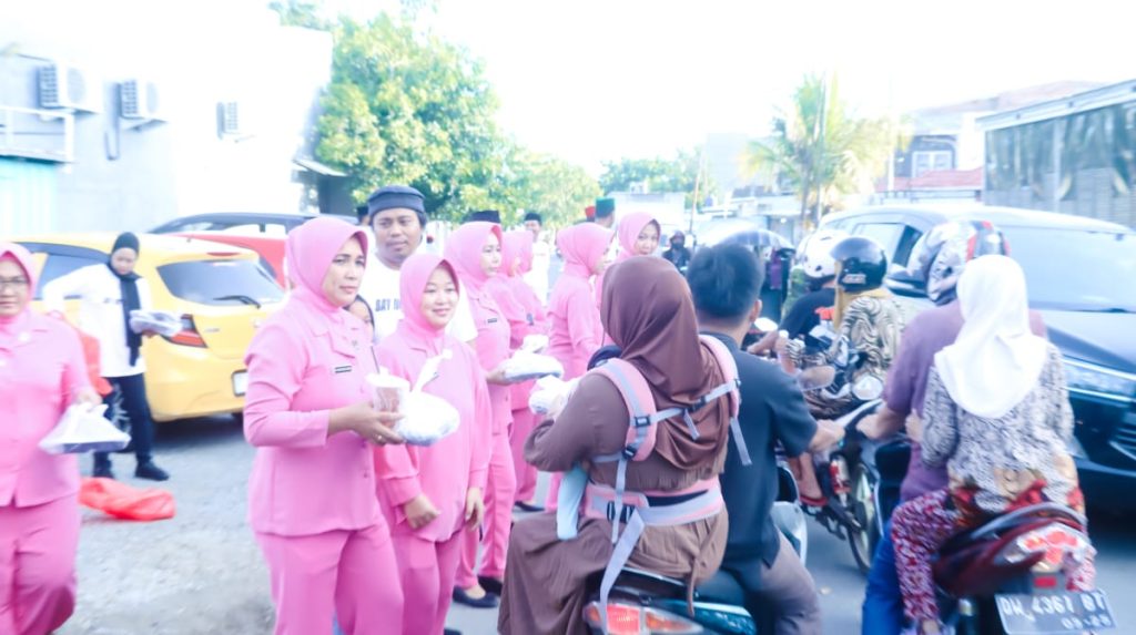 Kasat Narkoba Polres Wajo bersama Anggota dan Bhayangkari Bagi Takjil ke Masyarakat