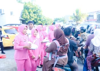 Kasat Narkoba Polres Wajo bersama Anggota dan Bhayangkari Bagi Takjil ke Masyarakat