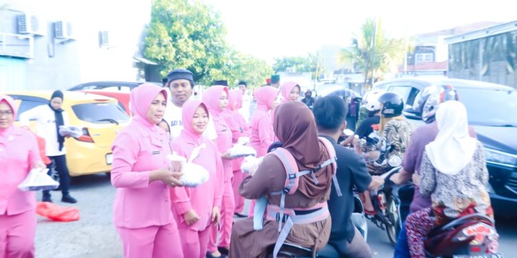 Kasat Narkoba Polres Wajo bersama Anggota dan Bhayangkari Bagi Takjil ke Masyarakat