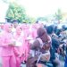 Kasat Narkoba Polres Wajo bersama Anggota dan Bhayangkari Bagi Takjil ke Masyarakat
