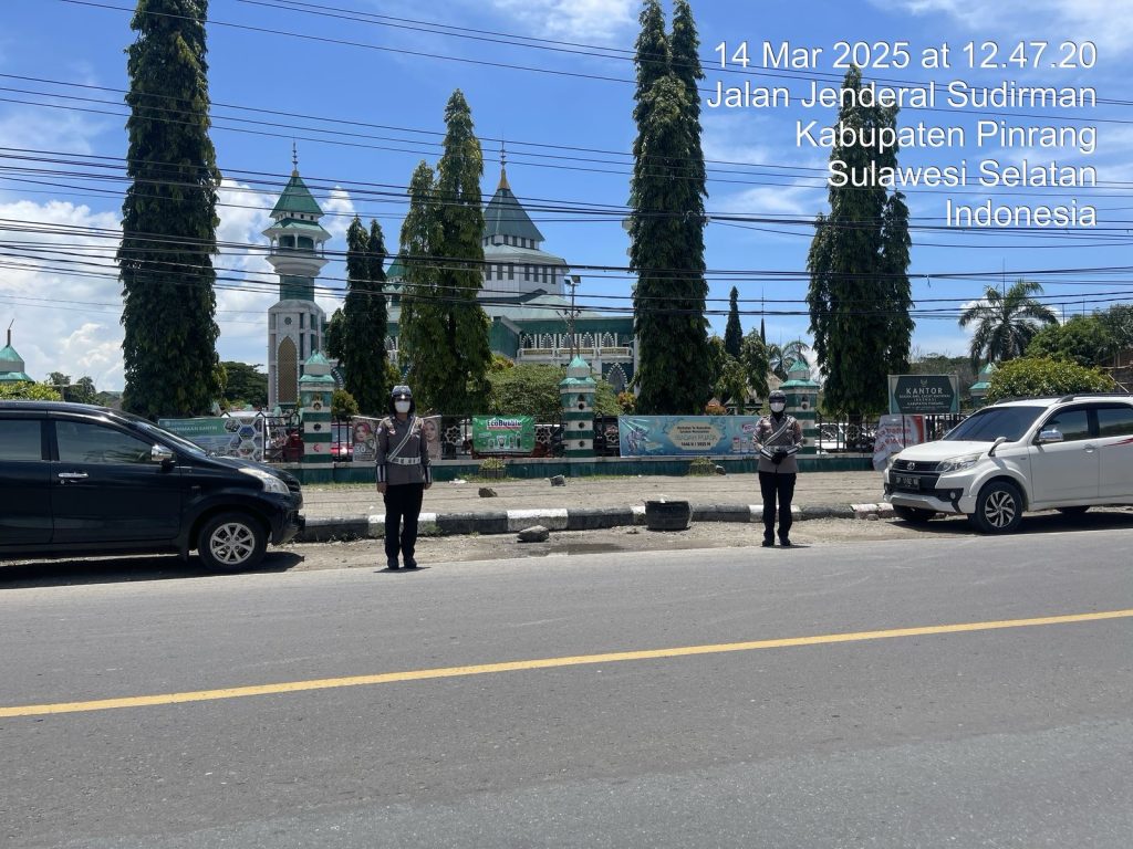 Kasat Lantas Polres Pinrang Turunkan Polwan Untuk Pengamanan Sholat Jumat