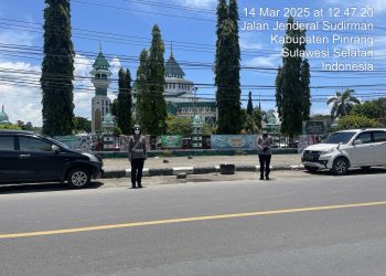 Kasat Lantas Polres Pinrang Turunkan Polwan Untuk Pengamanan Sholat Jumat