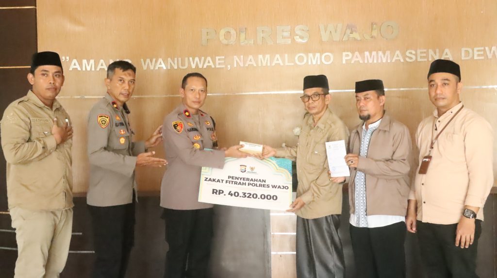 Waka Polres Wajo Serahkan Zakat Fitrah Personel ke Baznas