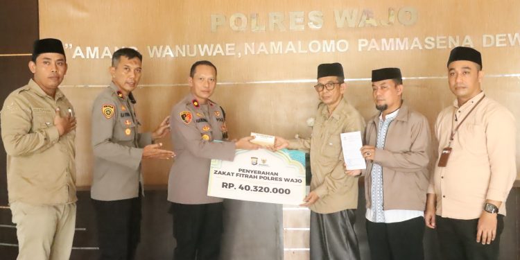 Waka Polres Wajo Serahkan Zakat Fitrah Personel ke Baznas