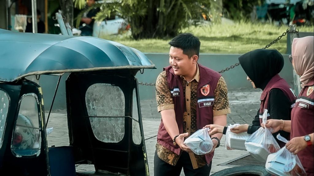 Kasat Reskrim Polres Wajo Pimpin Pembagian Takjil ke Masyarakat