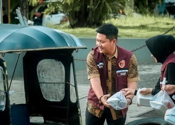 Kasat Reskrim Polres Wajo Pimpin Pembagian Takjil ke Masyarakat