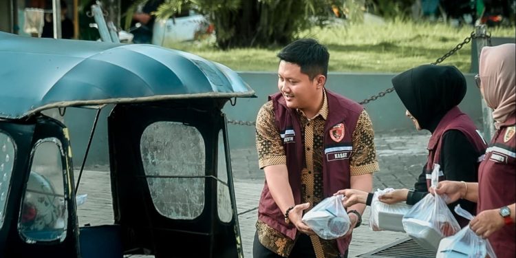 Kasat Reskrim Polres Wajo Pimpin Pembagian Takjil ke Masyarakat