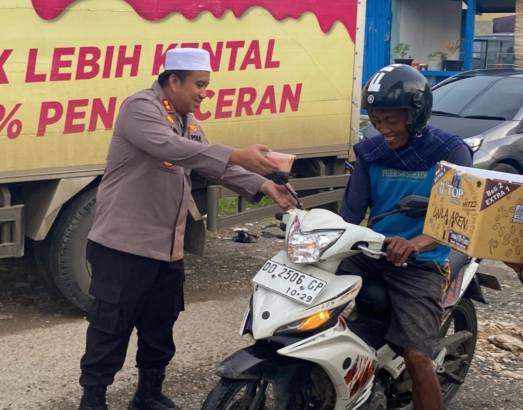 Kapolres Torut Gandeng BPS Gereja Toraja Untuk  Berbagi Takjil ke Masyarakat