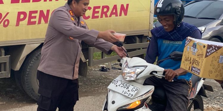 Kapolres Torut Gandeng BPS Gereja Toraja Untuk  Berbagi Takjil ke Masyarakat