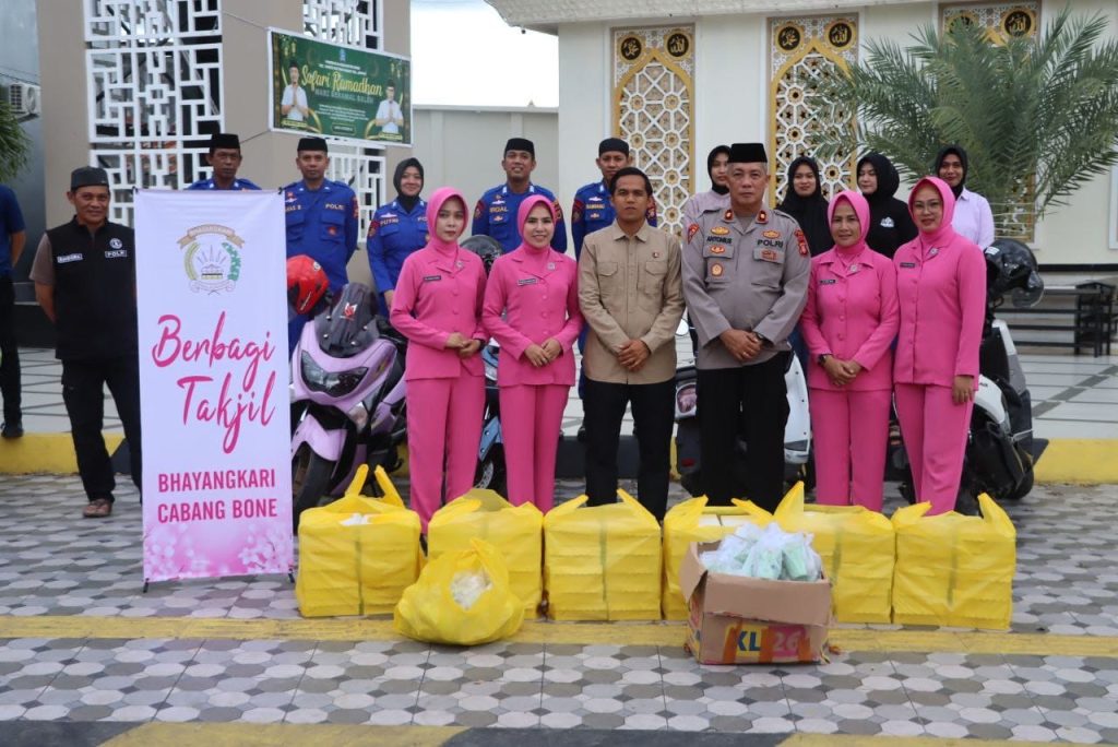 Waka Polres Bone bersama Kasat Reskrim dan Bhayangkari Bagi Takjil ke Masyarakat