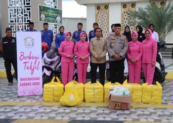 Waka Polres Bone bersama Kasat Reskrim dan Bhayangkari Bagi Takjil ke Masyarakat