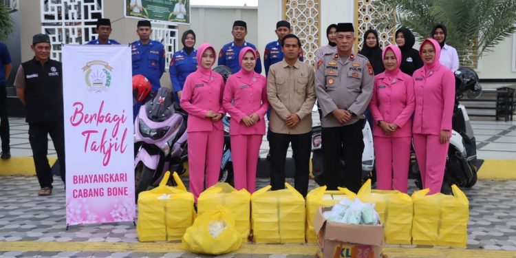 Waka Polres Bone bersama Kasat Reskrim dan Bhayangkari Bagi Takjil ke Masyarakat