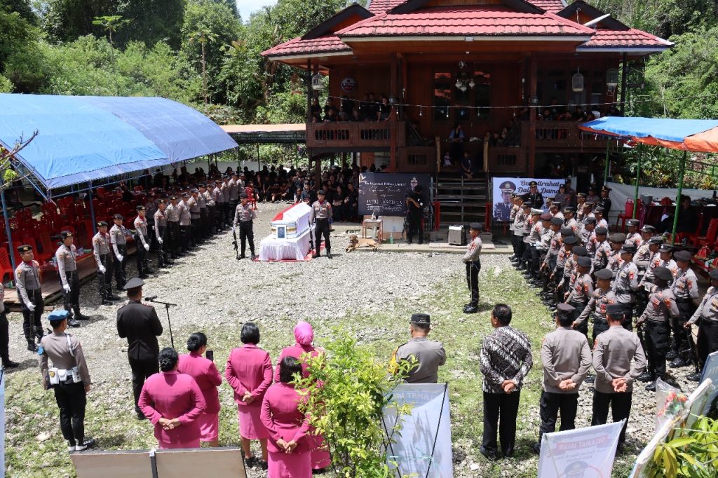 Waka Polres Tana Toraja Pimpin Upacara Pemakaman Almarhum AKBP Andarias