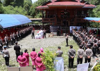 Waka Polres Tana Toraja Pimpin Upacara Pemakaman Almarhum AKBP Andarias