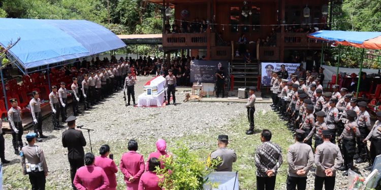 Waka Polres Tana Toraja Pimpin Upacara Pemakaman Almarhum AKBP Andarias