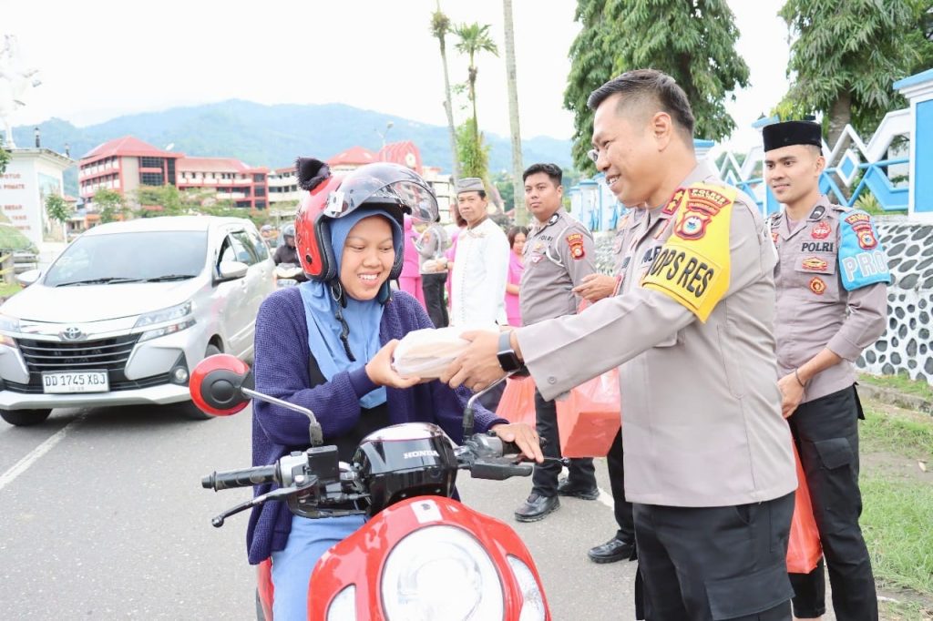 Kapolres Tana Toraja Bagi Takjil kepada Pengguna Jalan di Seputaran Plaza Kolam Makale