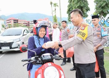 Kapolres Tana Toraja Bagi Takjil kepada Pengguna Jalan di Seputaran Plaza Kolam Makale