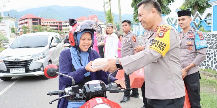 Kapolres Tana Toraja Bagi Takjil kepada Pengguna Jalan di Seputaran Plaza Kolam Makale
