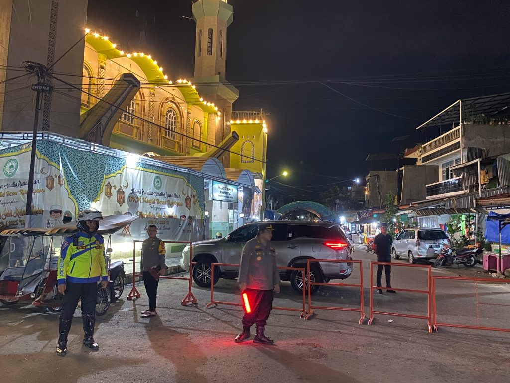 Kapolres Toraja Utara Pimpin Langsung Pengamanan Ibadah di Masjid Agung Rantepao